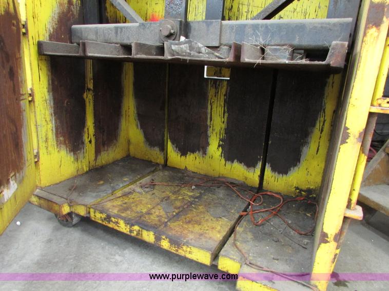 image for item I6699 Hydraulic trash/cardboard/metal compactor