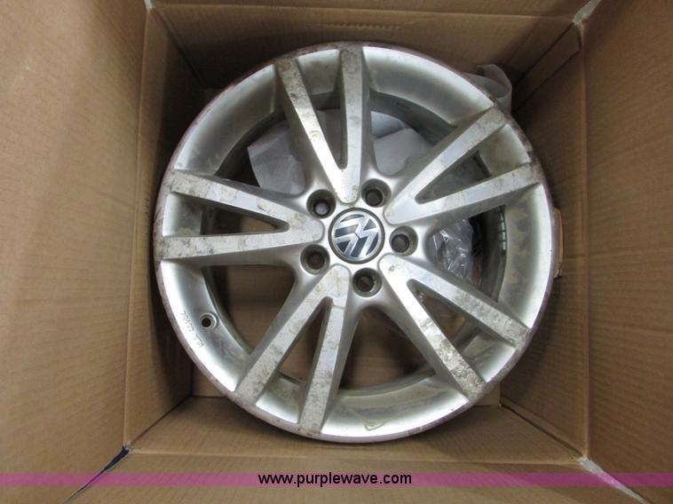 image for item I6701 (4) Volkswagen 17x7 wheels