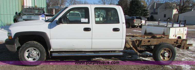image for item I6713 2002 Chevrolet Silverado 2500HD pickup truck cab and chassis