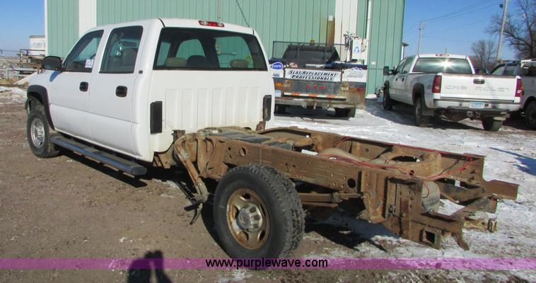 image for item I6713 2002 Chevrolet Silverado 2500HD pickup truck cab and chassis