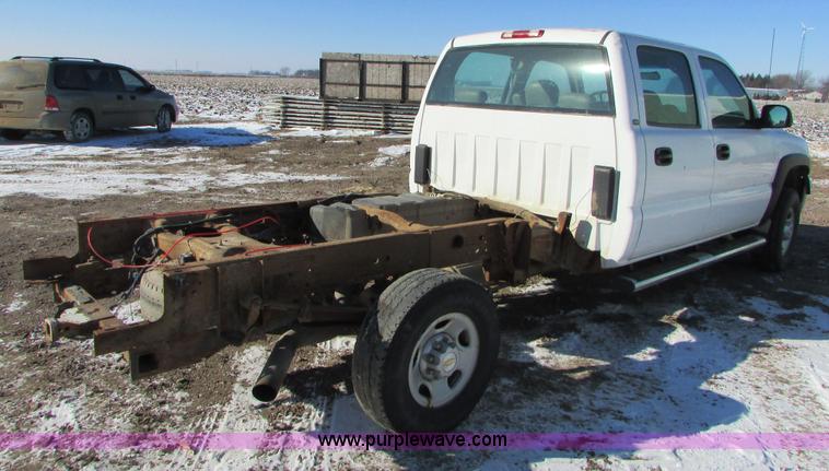image for item I6713 2002 Chevrolet Silverado 2500HD pickup truck cab and chassis