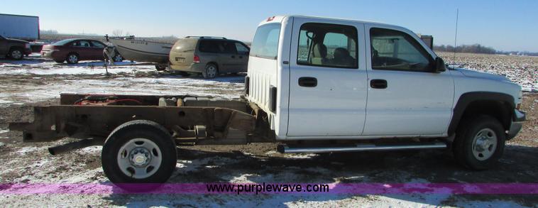 image for item I6713 2002 Chevrolet Silverado 2500HD pickup truck cab and chassis