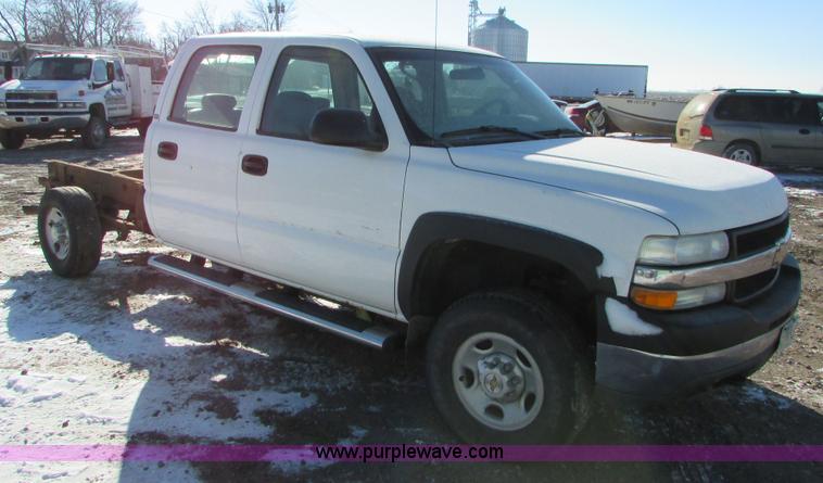 image for item I6713 2002 Chevrolet Silverado 2500HD pickup truck cab and chassis