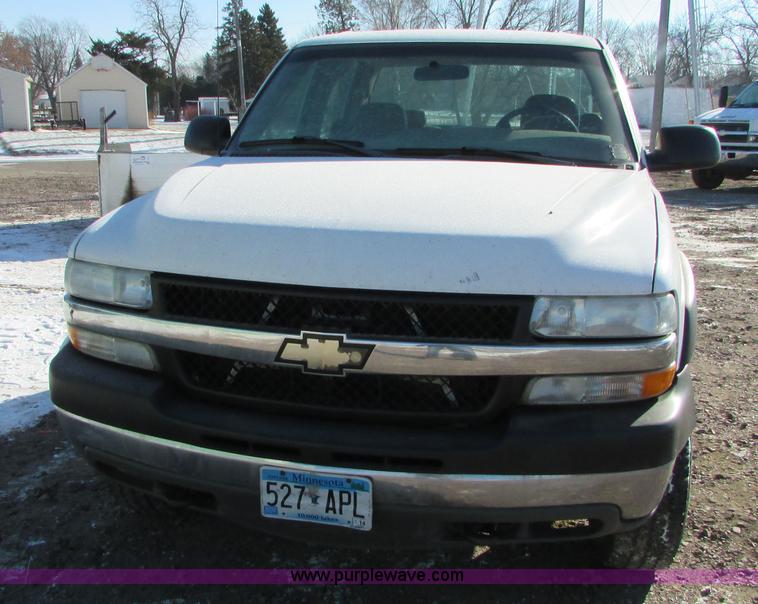 image for item I6713 2002 Chevrolet Silverado 2500HD pickup truck cab and chassis