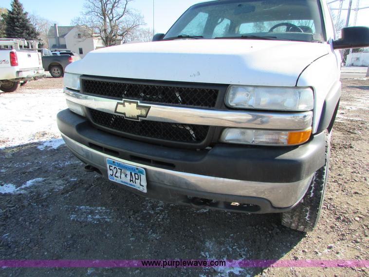 image for item I6713 2002 Chevrolet Silverado 2500HD pickup truck cab and chassis