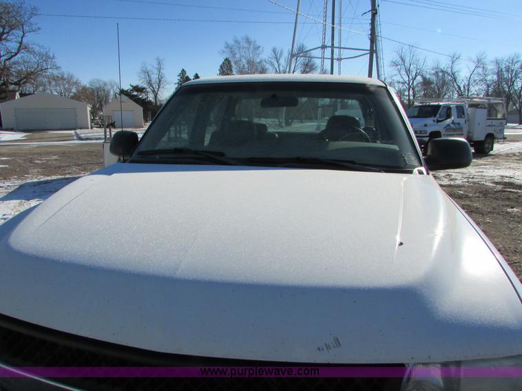 image for item I6713 2002 Chevrolet Silverado 2500HD pickup truck cab and chassis