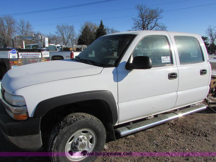 image for item I6713 2002 Chevrolet Silverado 2500HD pickup truck cab and chassis