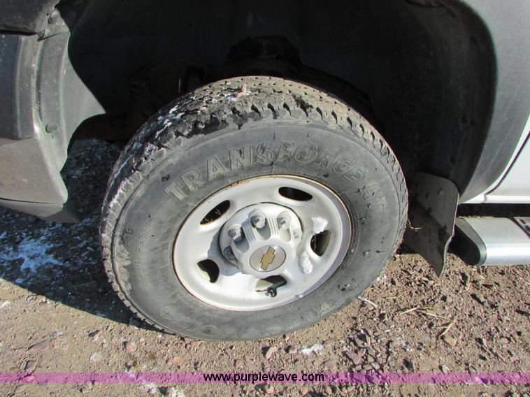 image for item I6713 2002 Chevrolet Silverado 2500HD pickup truck cab and chassis