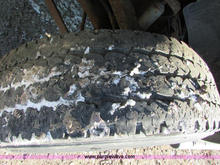 image for item I6713 2002 Chevrolet Silverado 2500HD pickup truck cab and chassis