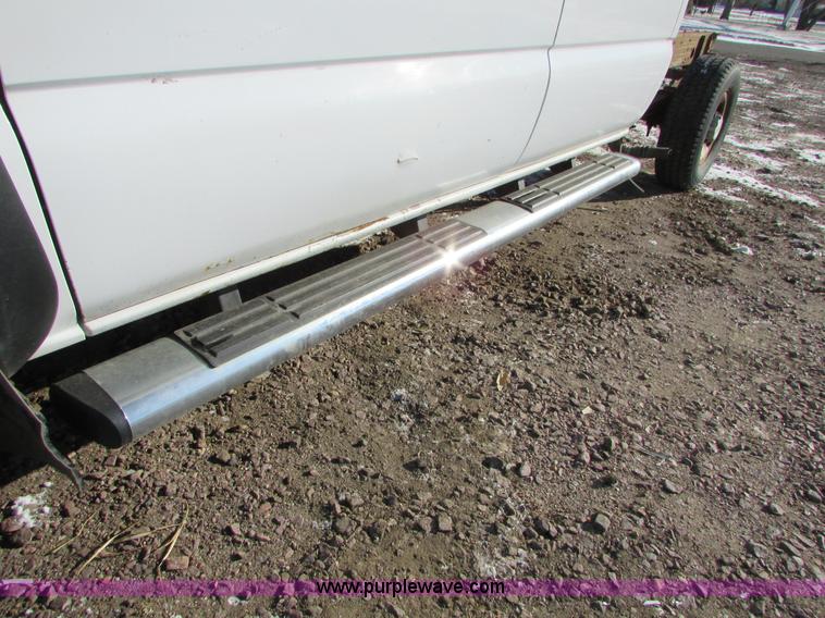 image for item I6713 2002 Chevrolet Silverado 2500HD pickup truck cab and chassis