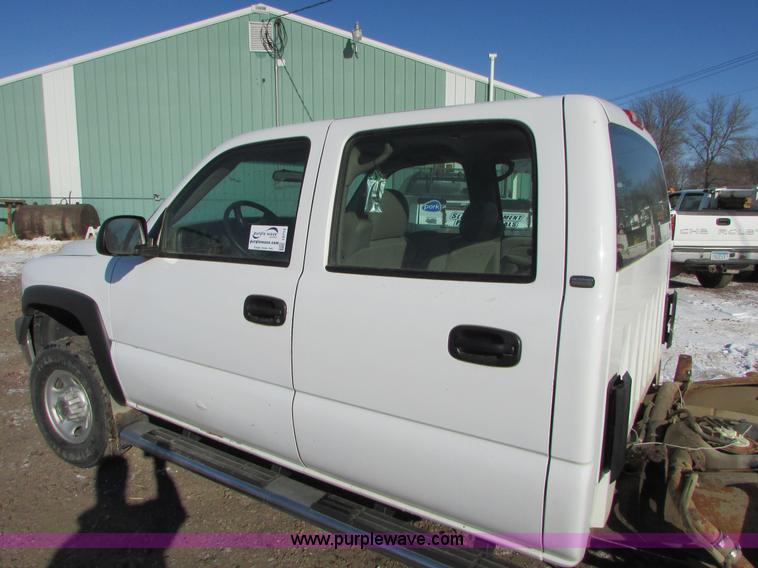 image for item I6713 2002 Chevrolet Silverado 2500HD pickup truck cab and chassis