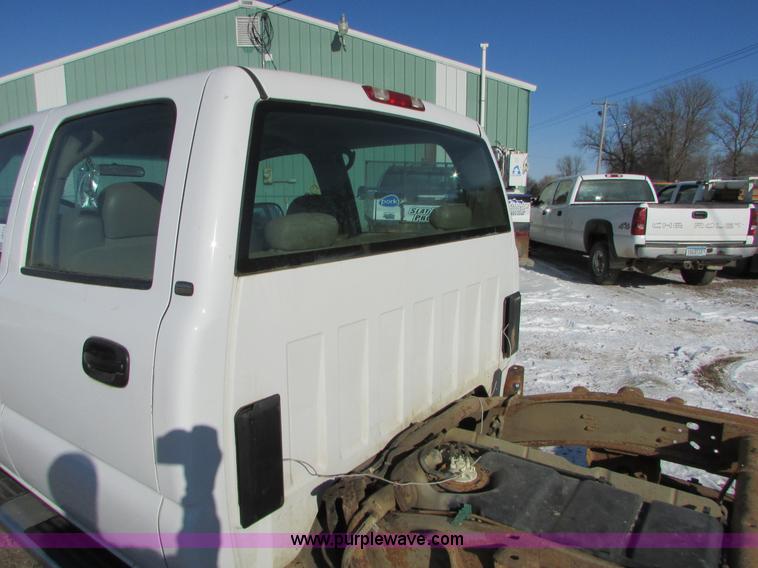 image for item I6713 2002 Chevrolet Silverado 2500HD pickup truck cab and chassis