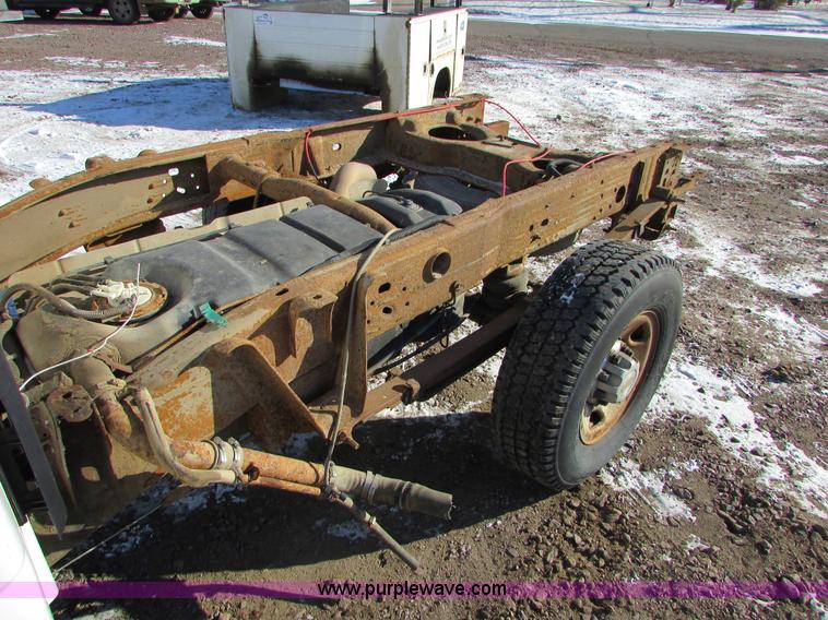 image for item I6713 2002 Chevrolet Silverado 2500HD pickup truck cab and chassis