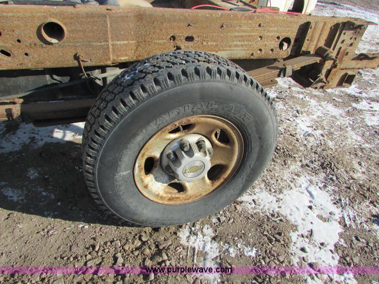 image for item I6713 2002 Chevrolet Silverado 2500HD pickup truck cab and chassis