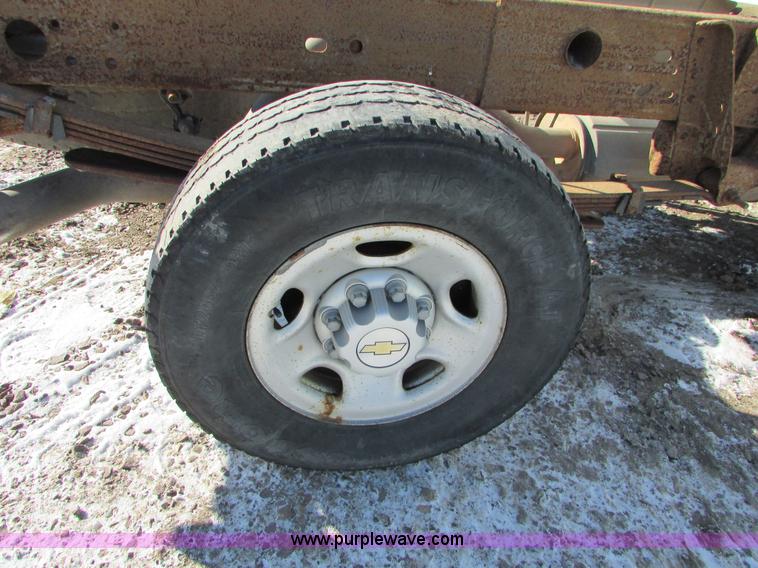 image for item I6713 2002 Chevrolet Silverado 2500HD pickup truck cab and chassis