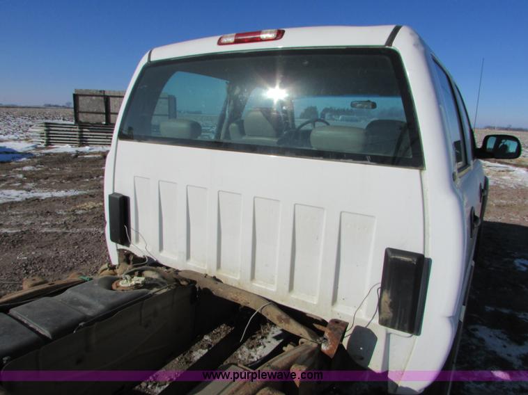 image for item I6713 2002 Chevrolet Silverado 2500HD pickup truck cab and chassis