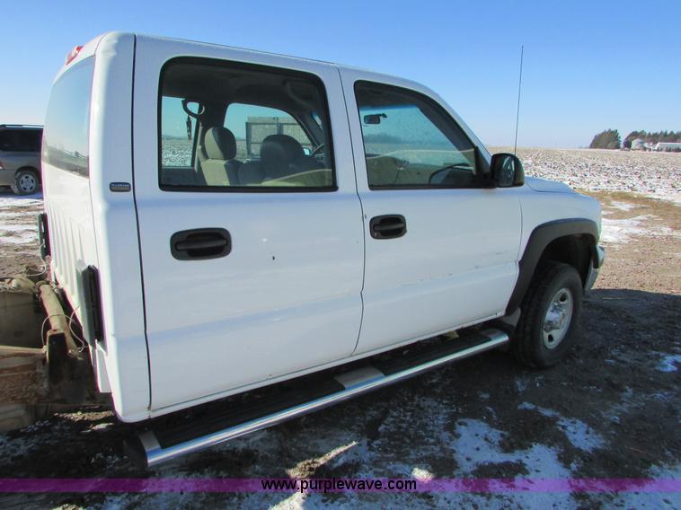 image for item I6713 2002 Chevrolet Silverado 2500HD pickup truck cab and chassis