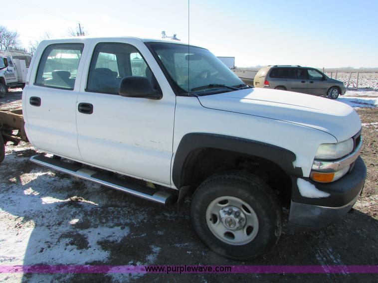 image for item I6713 2002 Chevrolet Silverado 2500HD pickup truck cab and chassis