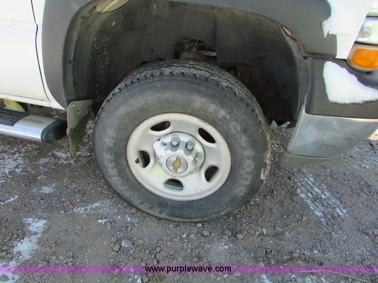 image for item I6713 2002 Chevrolet Silverado 2500HD pickup truck cab and chassis