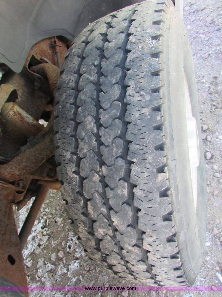 image for item I6713 2002 Chevrolet Silverado 2500HD pickup truck cab and chassis