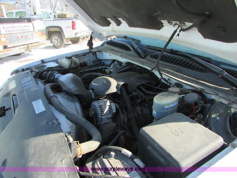 image for item I6713 2002 Chevrolet Silverado 2500HD pickup truck cab and chassis