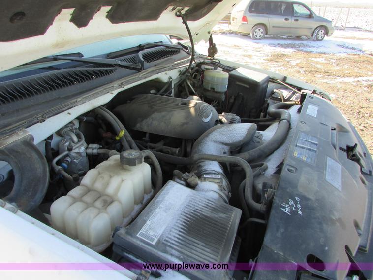 image for item I6713 2002 Chevrolet Silverado 2500HD pickup truck cab and chassis