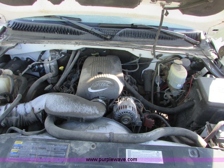 image for item I6713 2002 Chevrolet Silverado 2500HD pickup truck cab and chassis