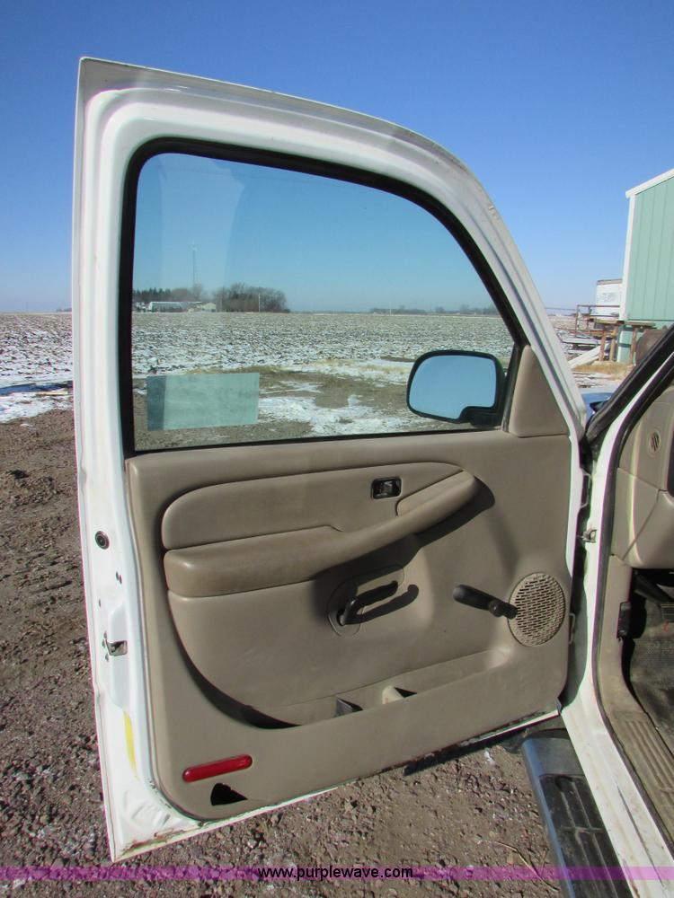 image for item I6713 2002 Chevrolet Silverado 2500HD pickup truck cab and chassis