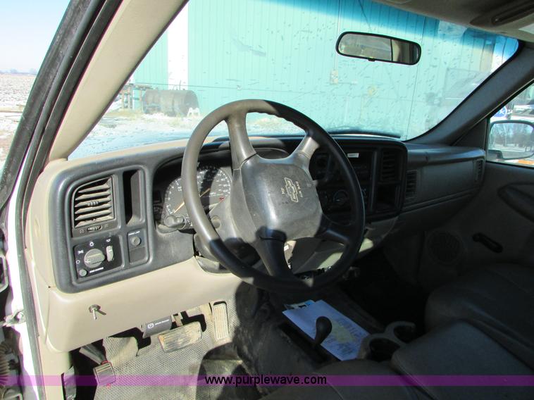 image for item I6713 2002 Chevrolet Silverado 2500HD pickup truck cab and chassis