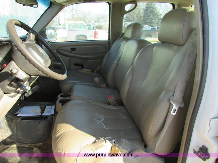 image for item I6713 2002 Chevrolet Silverado 2500HD pickup truck cab and chassis