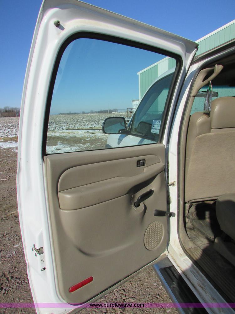 image for item I6713 2002 Chevrolet Silverado 2500HD pickup truck cab and chassis