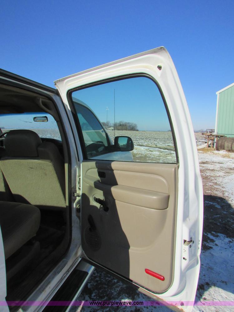 image for item I6713 2002 Chevrolet Silverado 2500HD pickup truck cab and chassis