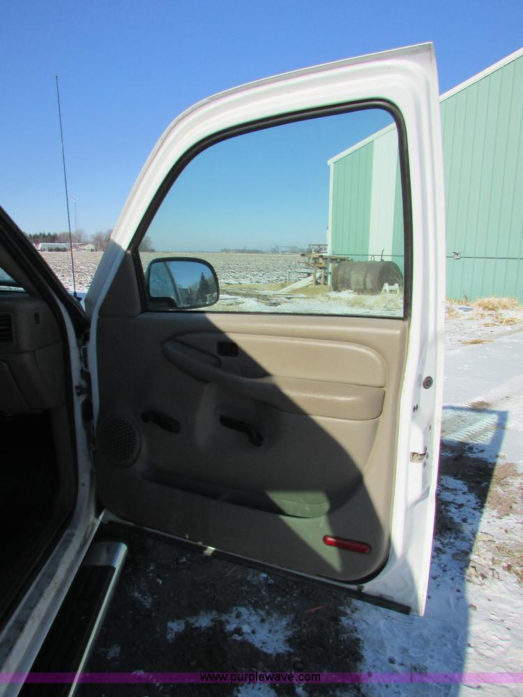 image for item I6713 2002 Chevrolet Silverado 2500HD pickup truck cab and chassis