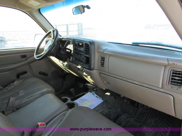 image for item I6713 2002 Chevrolet Silverado 2500HD pickup truck cab and chassis