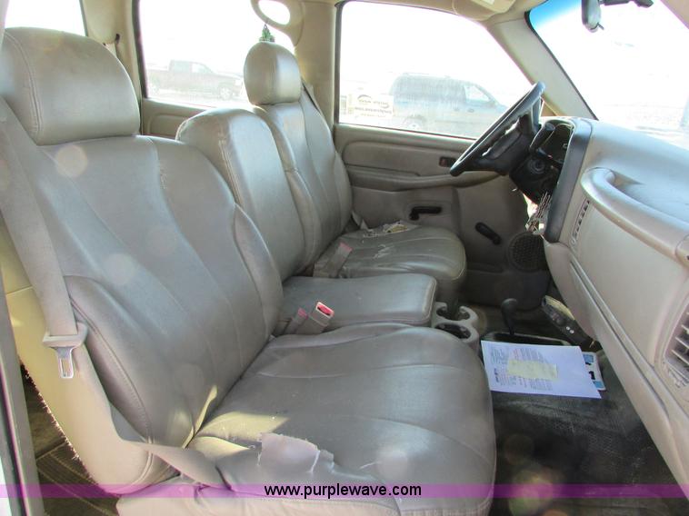 image for item I6713 2002 Chevrolet Silverado 2500HD pickup truck cab and chassis