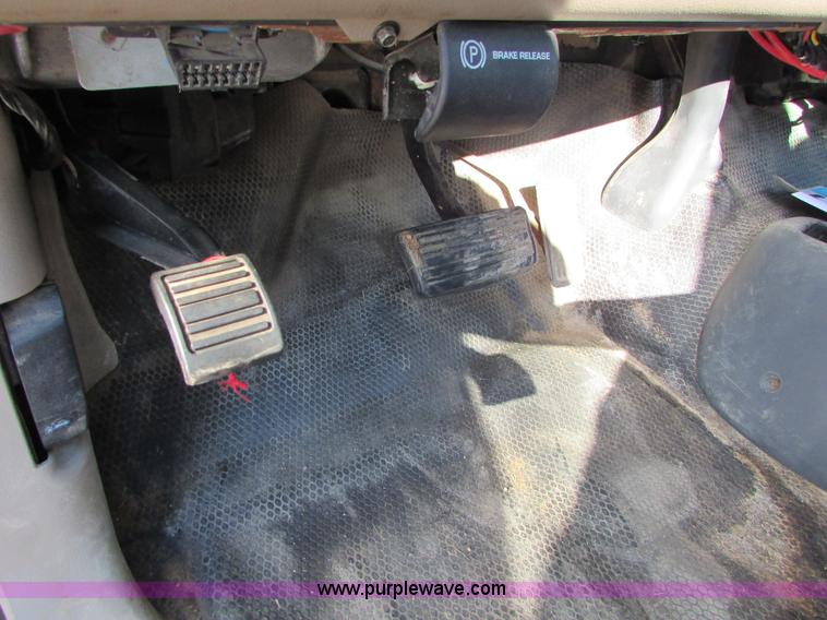 image for item I6713 2002 Chevrolet Silverado 2500HD pickup truck cab and chassis