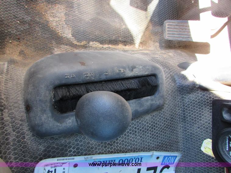 image for item I6713 2002 Chevrolet Silverado 2500HD pickup truck cab and chassis