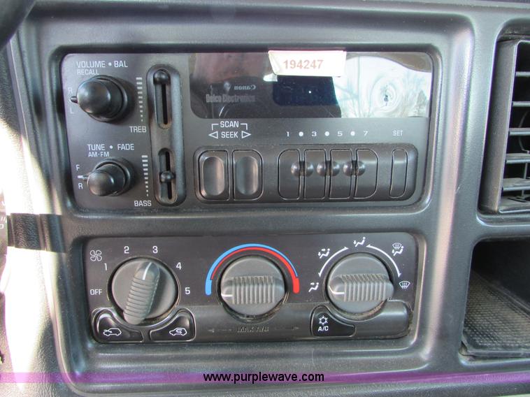 image for item I6713 2002 Chevrolet Silverado 2500HD pickup truck cab and chassis