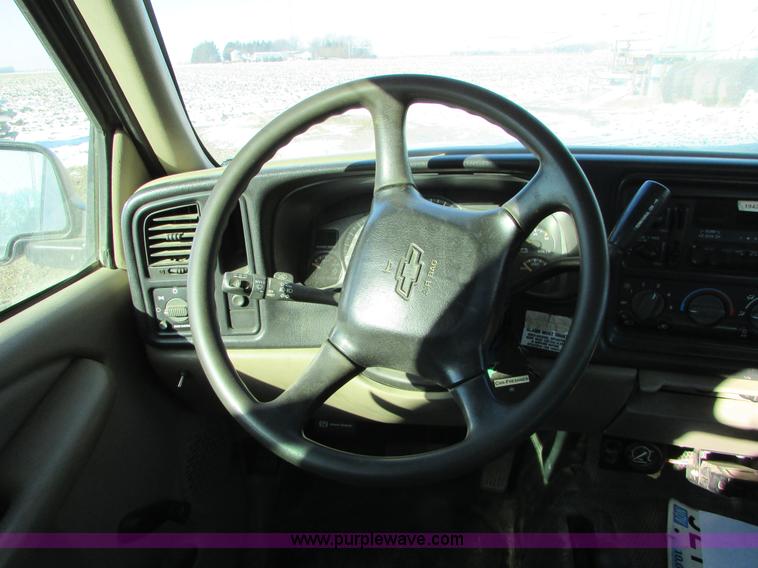 image for item I6713 2002 Chevrolet Silverado 2500HD pickup truck cab and chassis