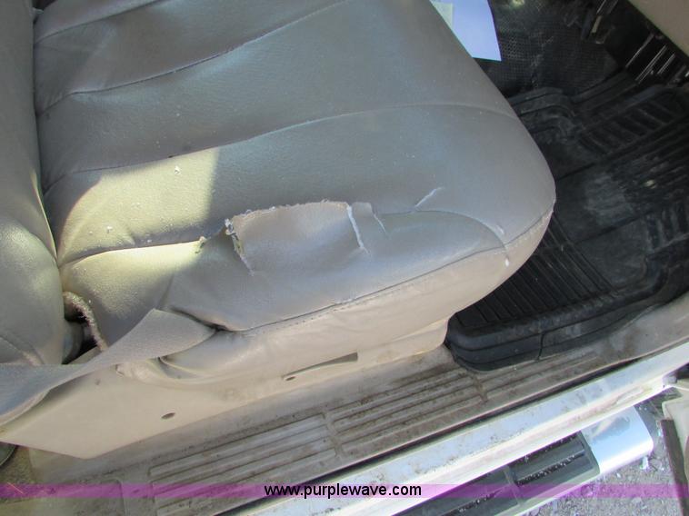 image for item I6713 2002 Chevrolet Silverado 2500HD pickup truck cab and chassis