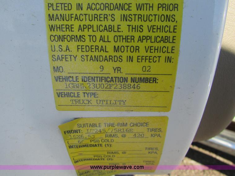 image for item I6713 2002 Chevrolet Silverado 2500HD pickup truck cab and chassis