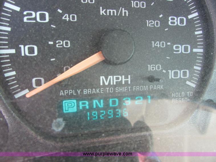 image for item I6713 2002 Chevrolet Silverado 2500HD pickup truck cab and chassis