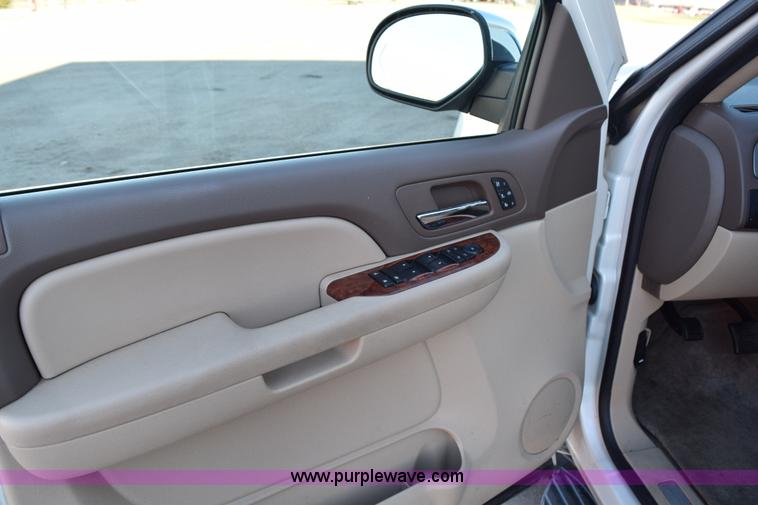 image for item I8620 2009 Chevrolet Suburban 1500 LTZ SUV