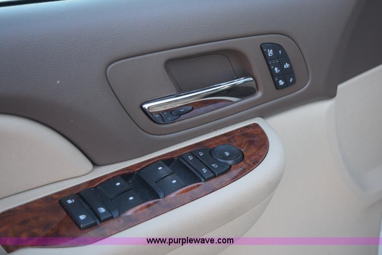 image for item I8620 2009 Chevrolet Suburban 1500 LTZ SUV