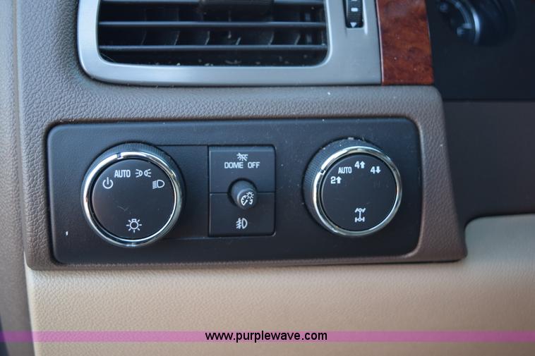 image for item I8620 2009 Chevrolet Suburban 1500 LTZ SUV