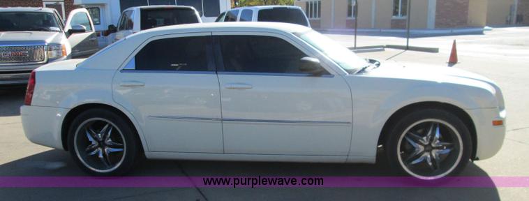 image for item I8680 2009 Chrysler 300 LX