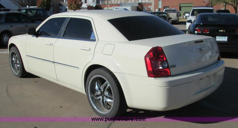 image for item I8680 2009 Chrysler 300 LX