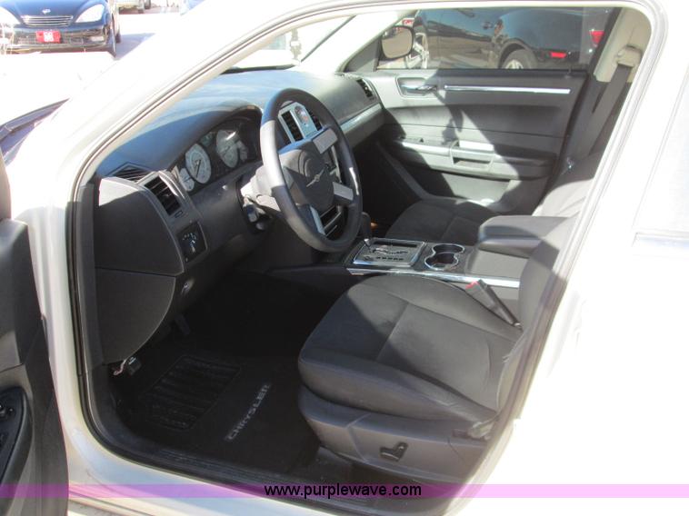 image for item I8680 2009 Chrysler 300 LX