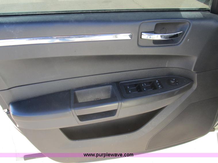 image for item I8680 2009 Chrysler 300 LX