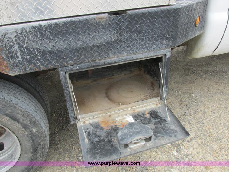 image for item I8878 2009 Ford F350 Super Duty flatbed pickup truck